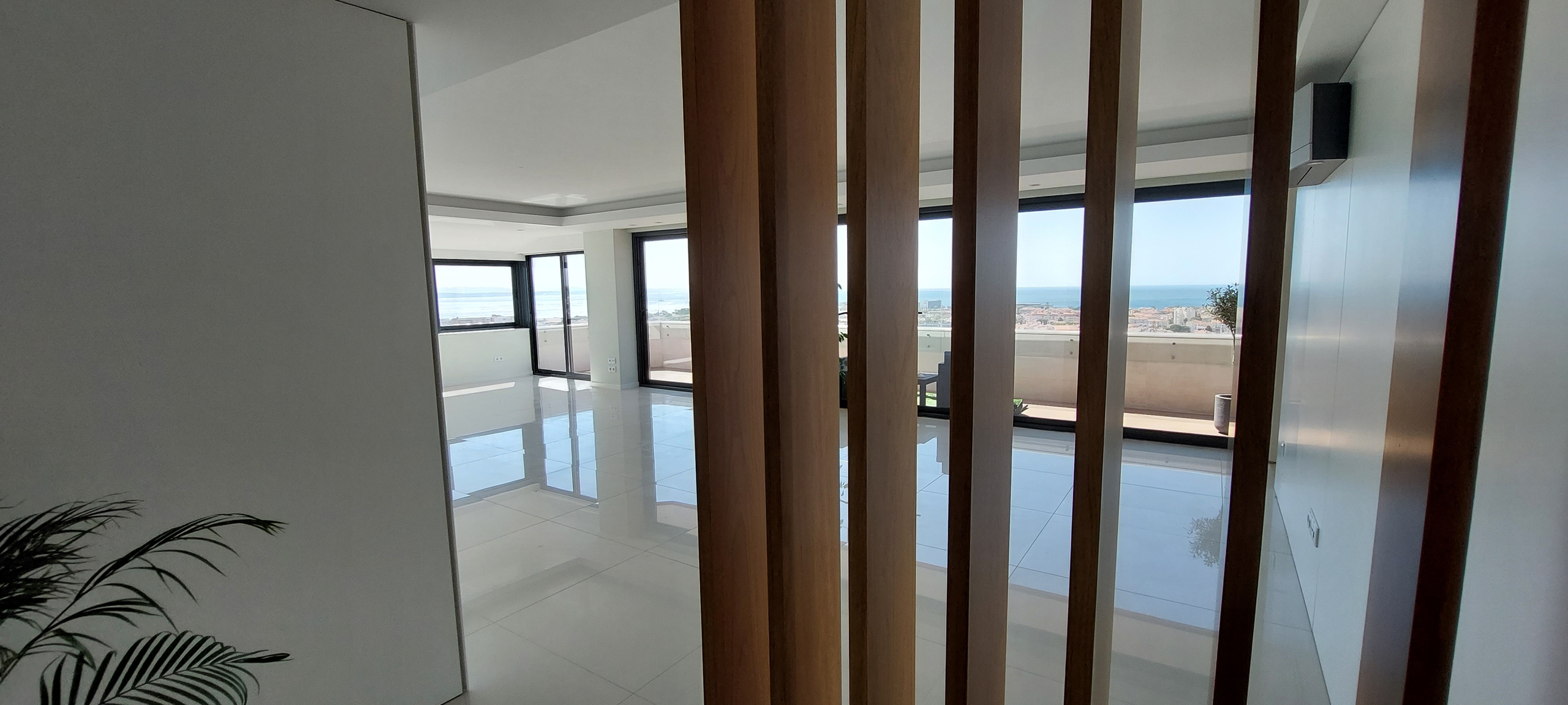 Exclusiva Penthouse T5 em Oeiras com Vista Mar Panorâmica