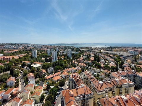 Exclusiva Penthouse T5 em Oeiras com Vista Mar Panorâmica